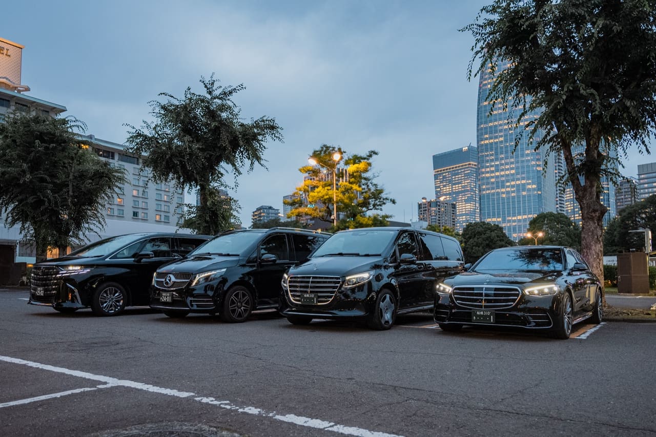 RydAgent fleet lineup — Toyota Alphard, Mercedes V-Class and S-Class at dusk in Tokyo
